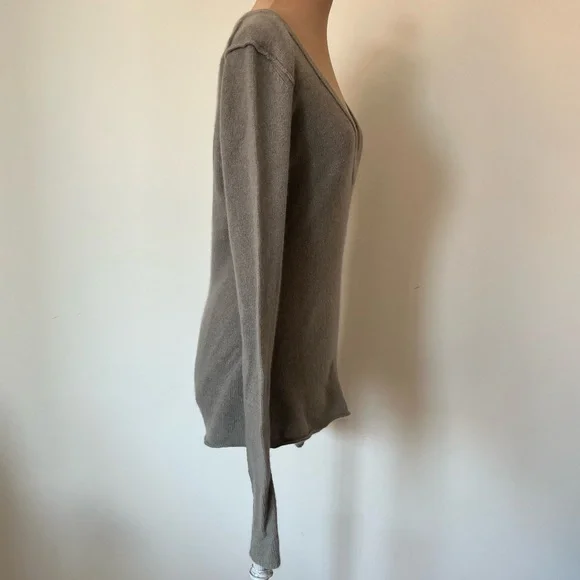 Inhabit Light Grey Cashmere Long Sleeve V-Neck Knit Pullover Sweater EUC Size M - Picture 4 of 7